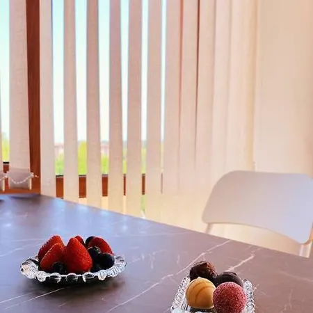 Апартамент Brand New, Luxury Flat